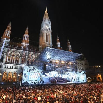 Rihanna - Queen of Downloads