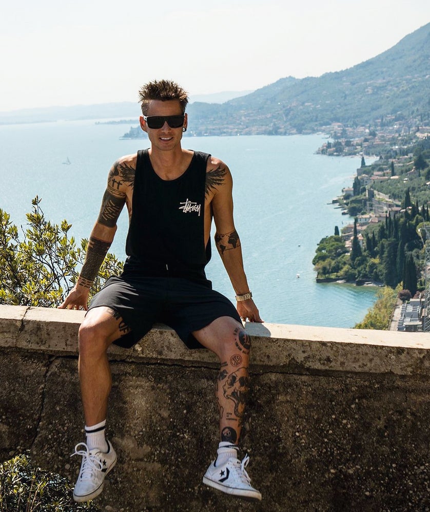 Cooler Style: Fettner zeigt im Urlaub seine zahlreichen Tatoos.