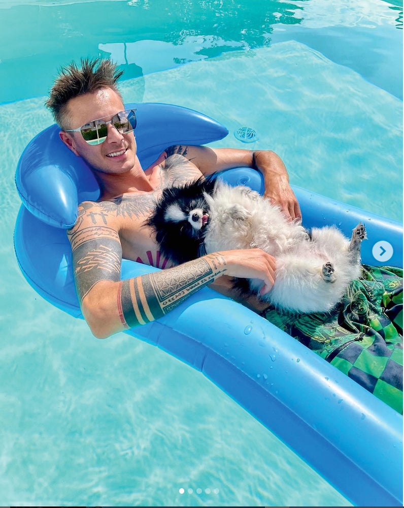 Weiche Seite: Fettner chillt mit seinem Hund im Pool.