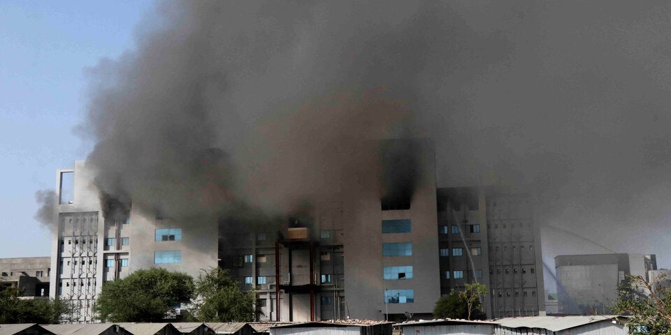 AstraZeneca-Fabrik in Flammen