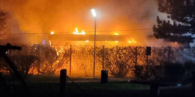 Feuer in der Gro&szlig;feldsiedlung: Schwimmbad in Brand