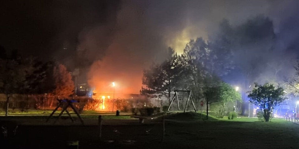 Feuer in der Großfeldsiedlung: Schwimmbad in Brand