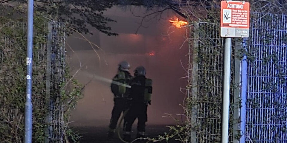 Feuer in der Großfeldsiedlung: Schwimmbad in Brand