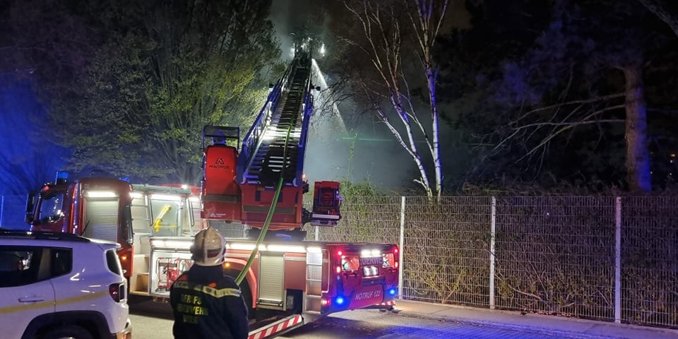 Feuer in der Großfeldsiedlung: Schwimmbad in Brand