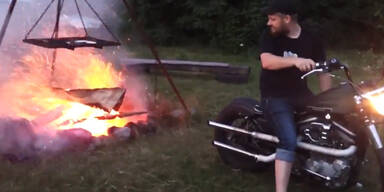 Mit der Harley Davidson ein Feuer anfachen