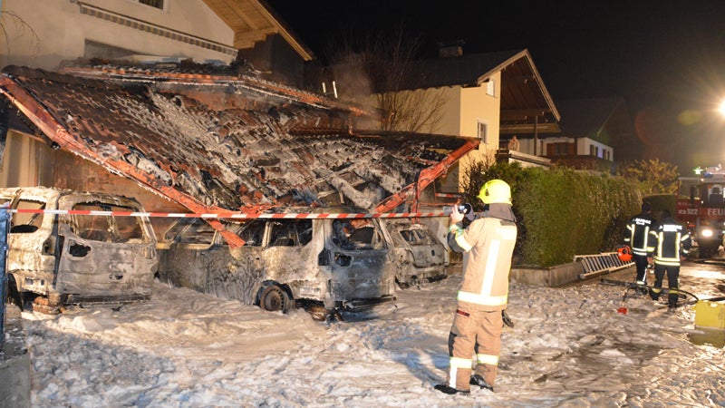 Autos in Carport komplett ausgebrannt