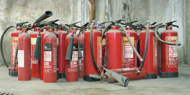 Mann (37) stiehlt Feuerl&ouml;scher und attackiert Polizei