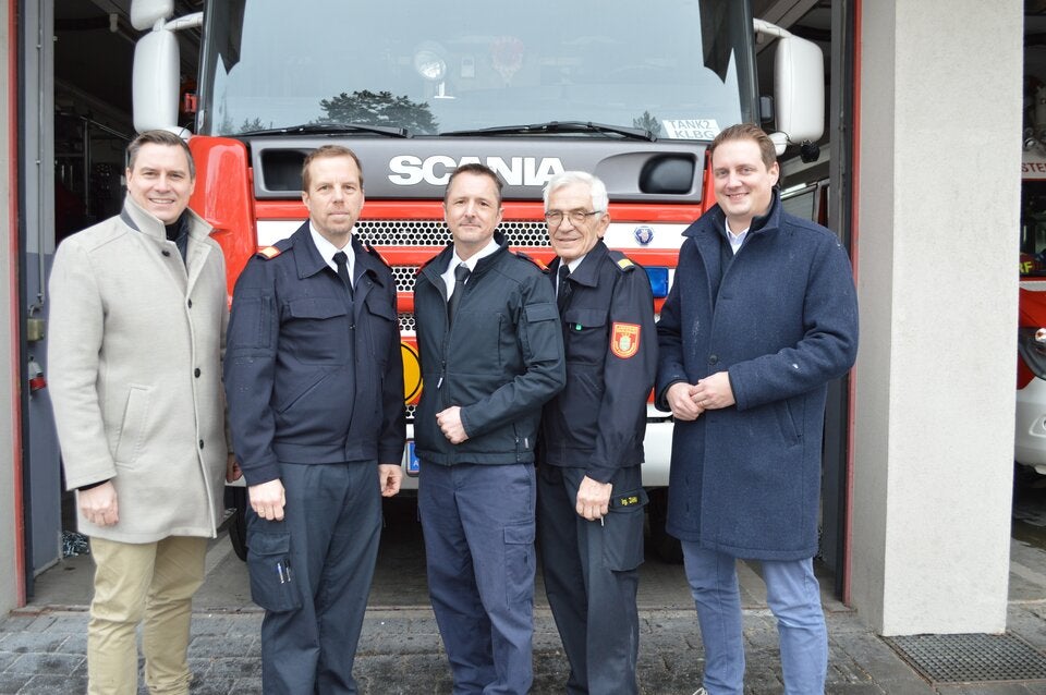 Bürgermeister Christoph Kaufmann mit dem neuen Führungsteam des Abschnitts Klosterneuburg: Abschnittskommandant Alexander Gutenthaler, dessen Stellvertreter Peter Dussmann, Leopold Zahm, Stadtrat Florian Havel. 