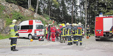 Mopedfahrer mit Kopf unter Wasser