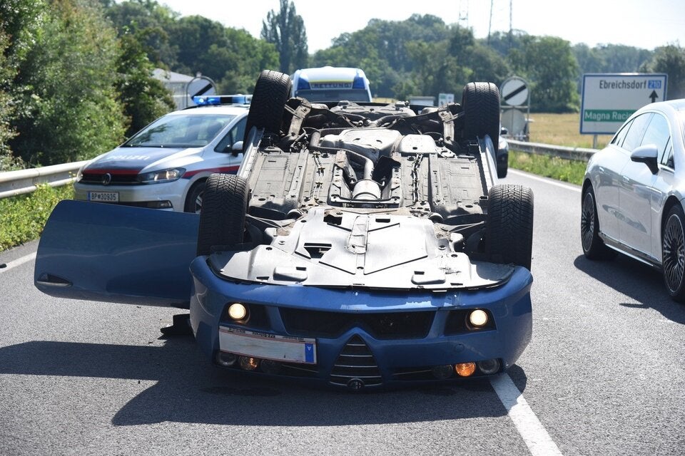 Lenker wurde unwohl: Auto blieb nach Crash am Dach liegen