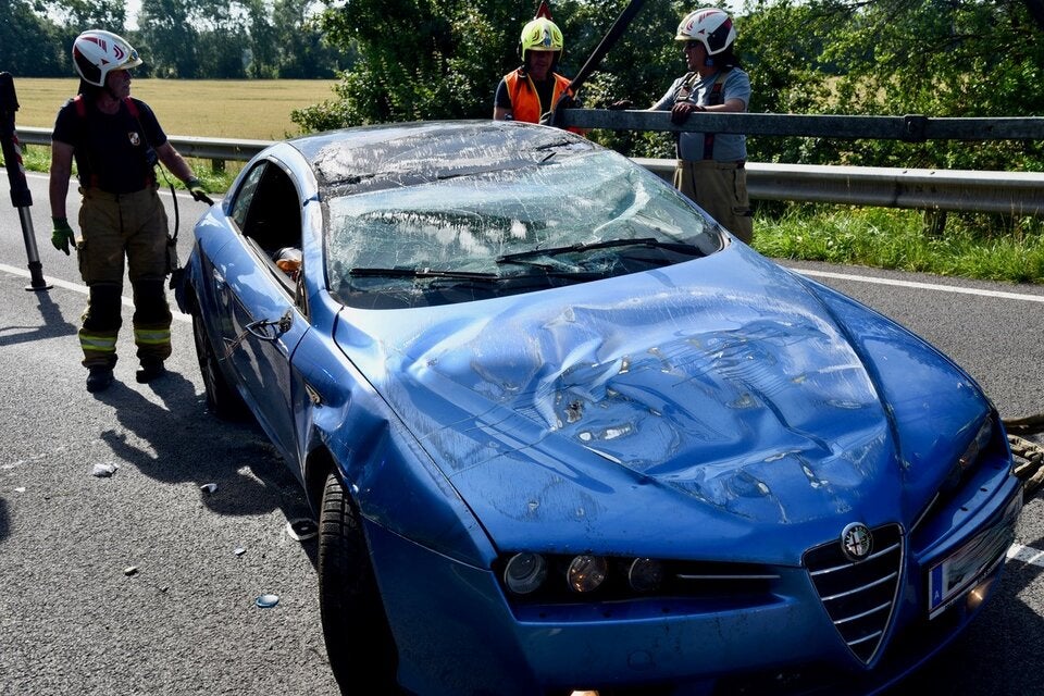 Lenker wurde unwohl: Auto blieb nach Crash am Dach liegen
