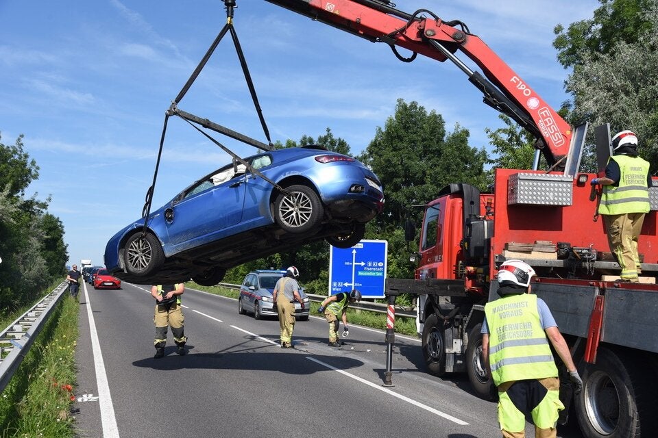 Lenker wurde unwohl: Auto blieb nach Crash am Dach liegen