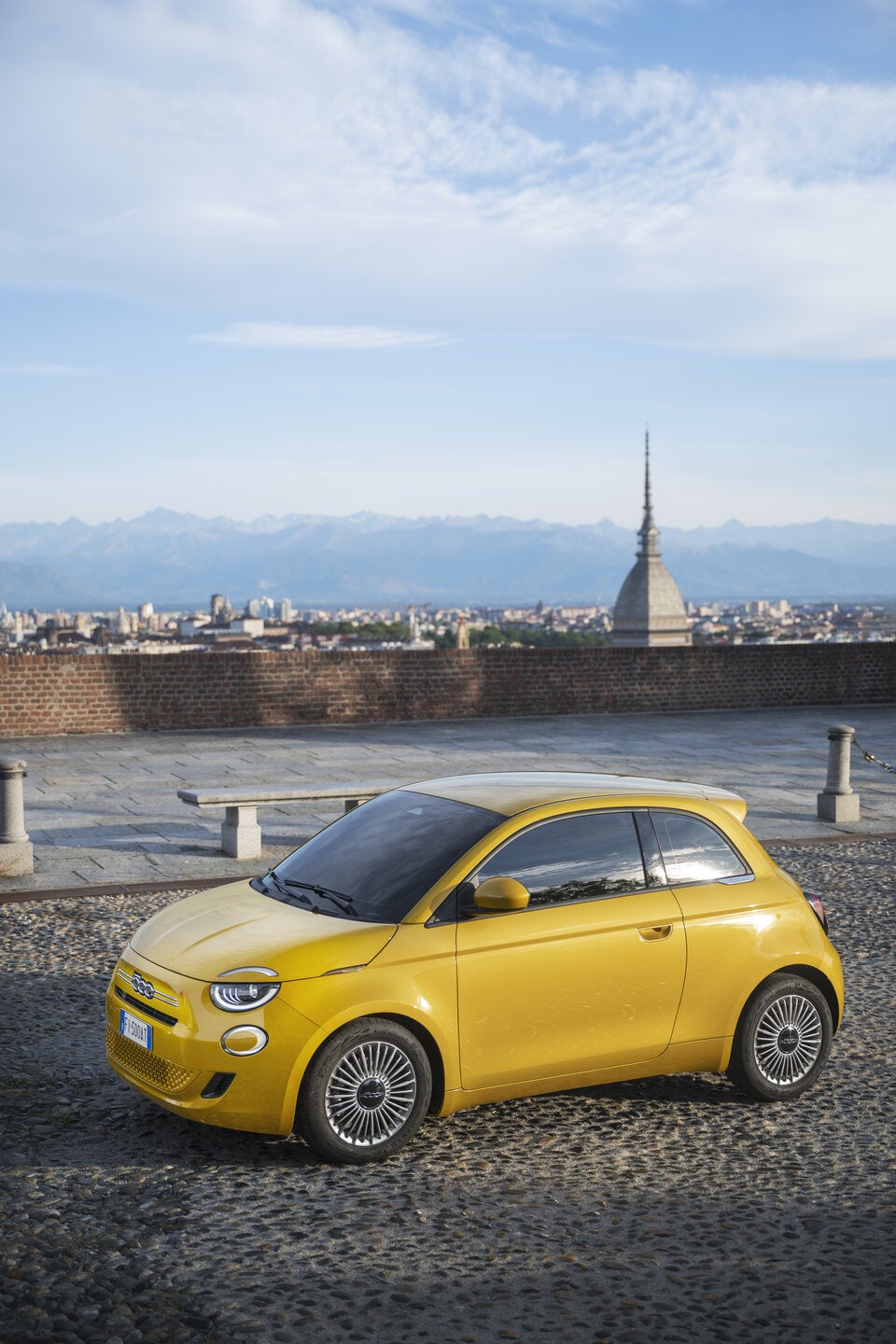 LxBxH: 3.631 x 1.684 x 1.532 mm, 2.322 mm Radstand. 