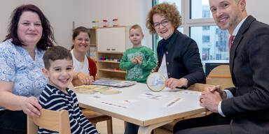 Kindergartenleiterin Elisabeth Reischer, Muhammed Adem Gevsek, Carina Berthold (OeNB), Mark-Florin Chis, Familien-Landesr&auml;tin Christiane Teschl-Hofmeister und OeNB Direktor Josef Meichenitsch&nbsp;
