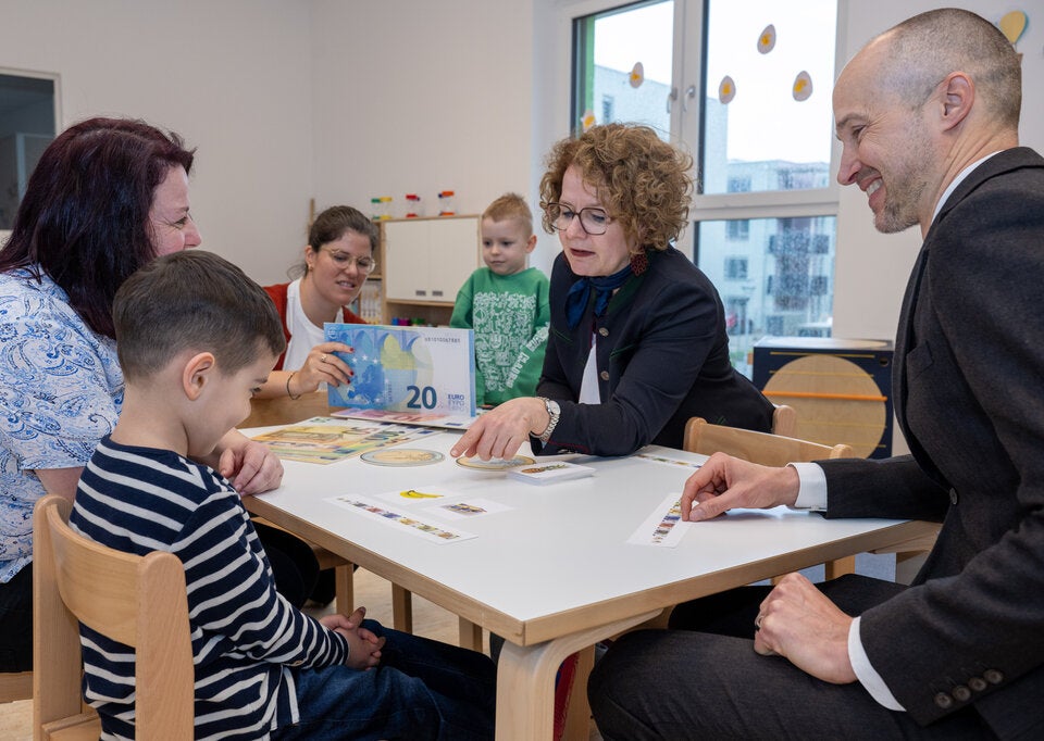 Kindergartenleiterin Elisabeth Reischer, Muhammed Adem Gevsek, Carina Berthold (OeNB), Mark-Florin Chis, Familien-Landesrätin Christiane Teschl-Hofmeister und OeNB Direktor Josef Meichenitsch 
