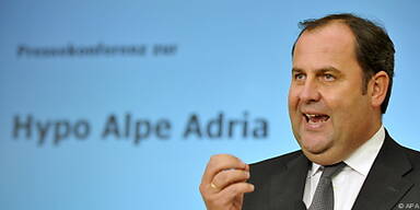 Finanzminister Josef Pr&ouml;ll pr&auml;sentiert die L&ouml;sung