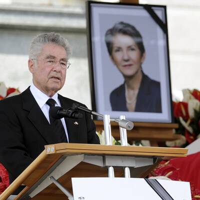Der Sarg wird aus dem Hohen Haus gebracht