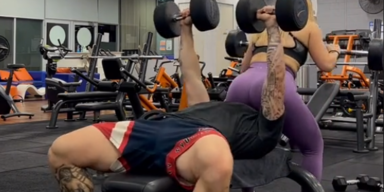 Fitness Frau auf Mann