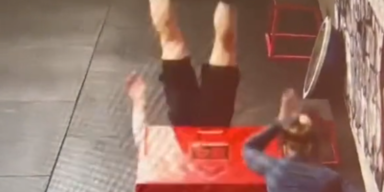 Fitness-&Uuml;bung vor Frau