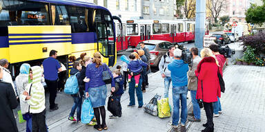 Erste Flüchtlinge in alter Uni