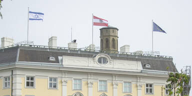Kurz und Schallenberg lassen israelische Fahne hissen