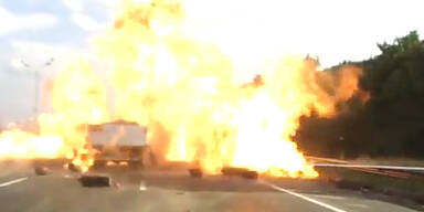 Russland: Flammenh&ouml;lle auf der Autobahn