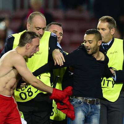 Hier feiert der Flitzer mit den Bayern