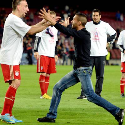 Hier feiert der Flitzer mit den Bayern