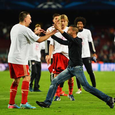 Hier feiert der Flitzer mit den Bayern