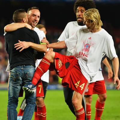 Hier feiert der Flitzer mit den Bayern