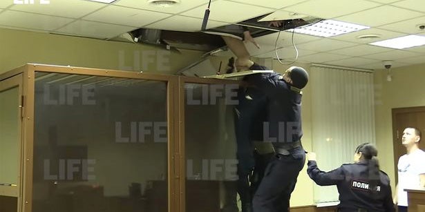 Gelenkiger Mordgeständiger entkommt durch Lücke aus Gerichtssaalkäfig