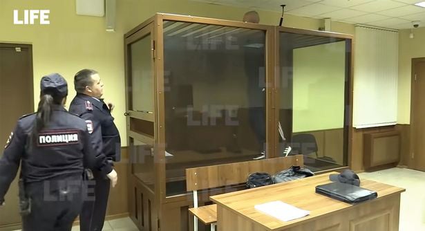 Gelenkiger Mordgeständiger entkommt durch Lücke aus Gerichtssaalkäfig