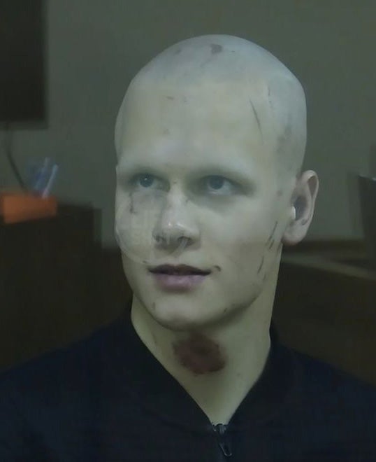 Gelenkiger Mordgeständiger entkommt durch Lücke aus Gerichtssaalkäfig