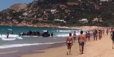 Fl&uuml;chtlingsboot &uuml;berrascht Touristen an spanischem Badestrand