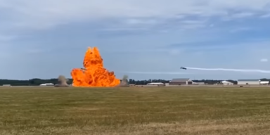 Truck f&auml;ngt bei Flugshow Feuer: Fahrer stirbt