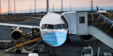 Flugzeug mit Maske