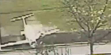 Flugzeug landet kurz vor der Autobahn