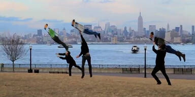 Fliegende Gestalten &uuml;ber New York