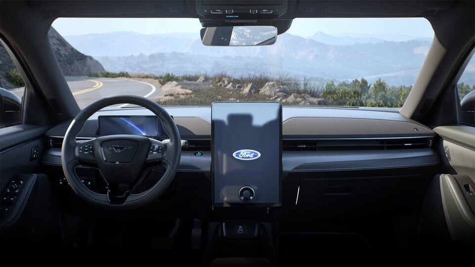 Reich an großflächigen Screens ist das Interieur.