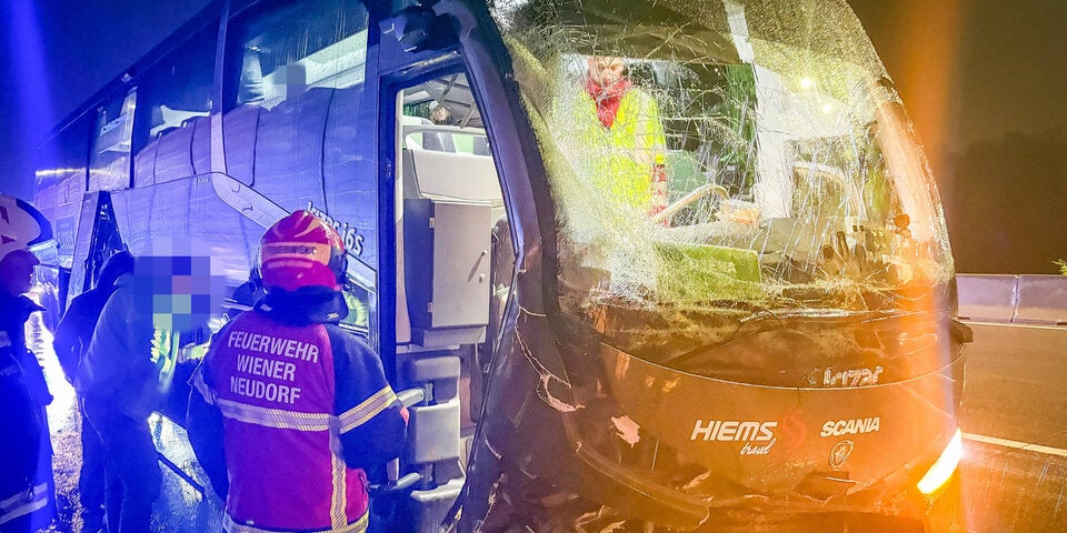 Reisebus auf  A 2 verunglückt