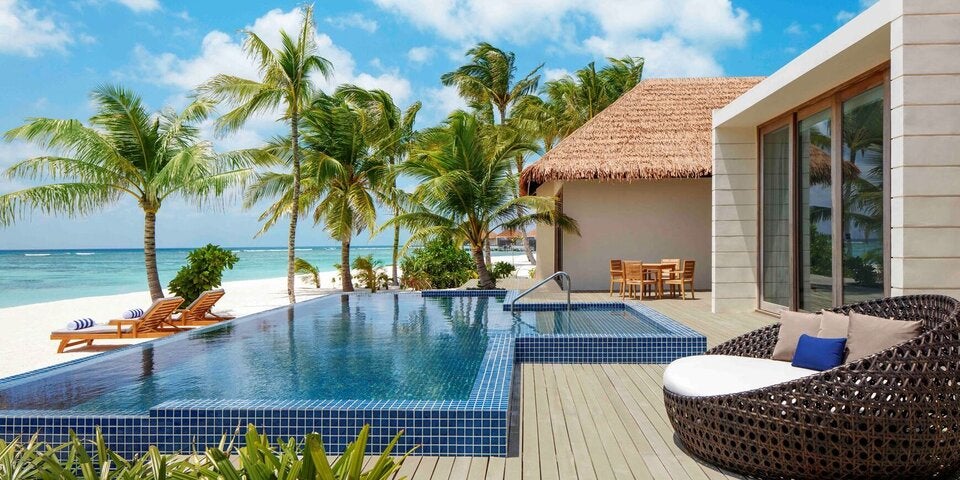 Jede Villa im Radisson Blu Resort Maldives hat einen privaten Pool.  