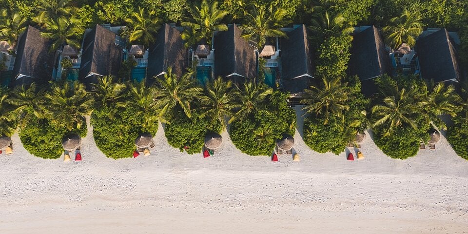 Die Earth Villas im Ozen Life Maadhoo mit direktem Strandzugang.  