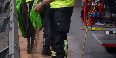 Lkw streifte Leitschiene auf A23