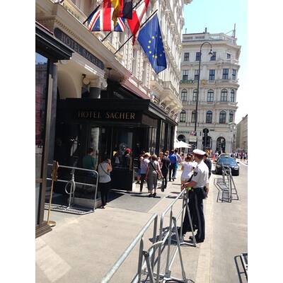 Rihanna: Fans warten vor dem Sacher 