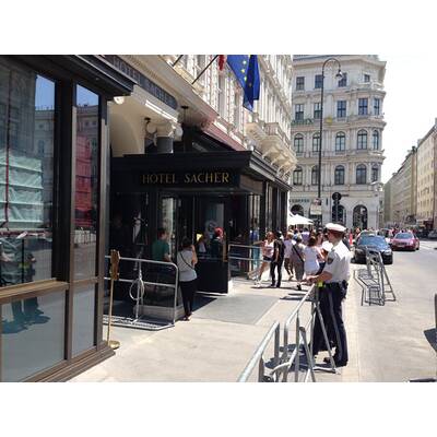 Rihanna: Fans warten vor dem Sacher 