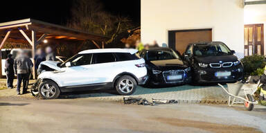 Spektakul&auml;rer Crash: Pkw kracht in Hauseinfahrt