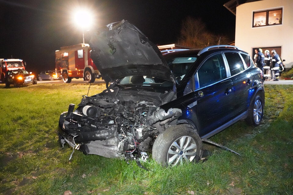 Spektakulärer Crash: Pkw kracht in Hauseinfahrt