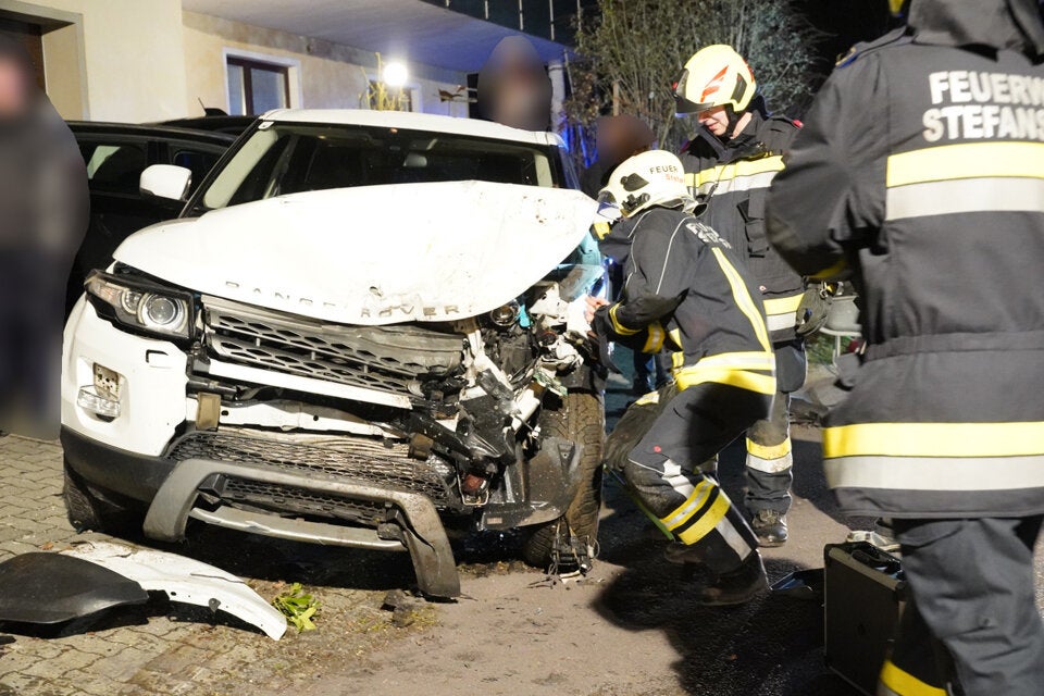 Spektakulärer Crash: Pkw kracht in Hauseinfahrt