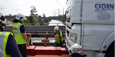 Lkw streifte Leitschiene auf A23