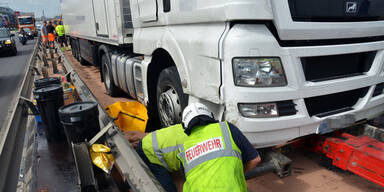 Lkw streifte Leitschiene auf A23